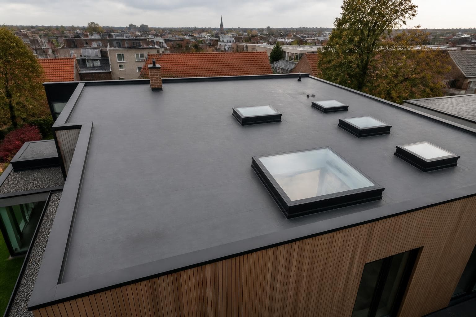 EPDM plat dak met lichtkoepels